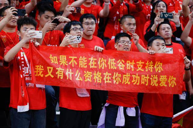 耍得不错！王鹤棣亲自教杰伦· 布朗耍金箍棒 后者学得有模有样